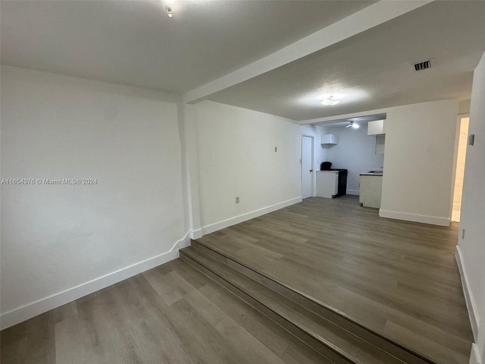 For Rent: $2,700 (3 beds, 1 baths, 773 Square Feet)