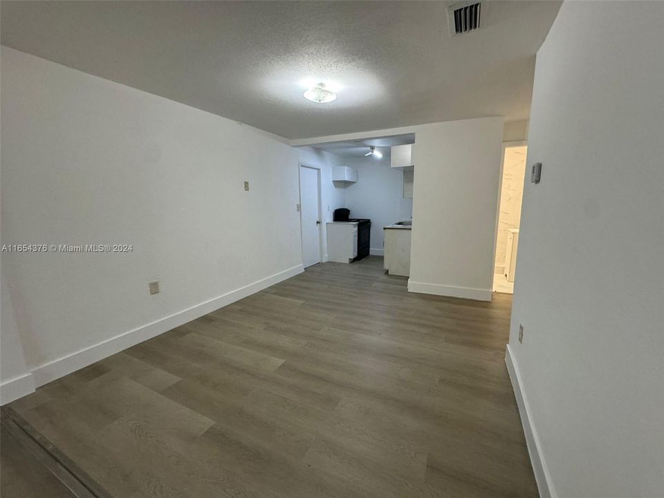 For Rent: $2,700 (3 beds, 1 baths, 773 Square Feet)