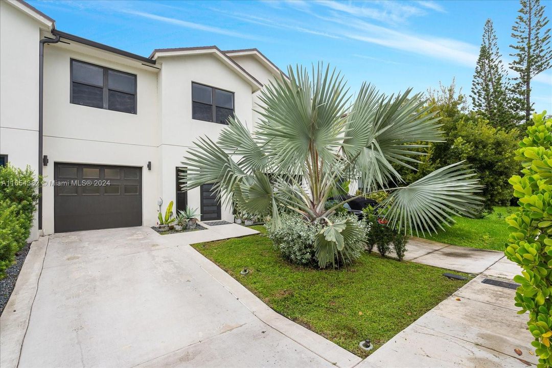 For Sale: $759,000 (3 beds, 2 baths, 1992 Square Feet)