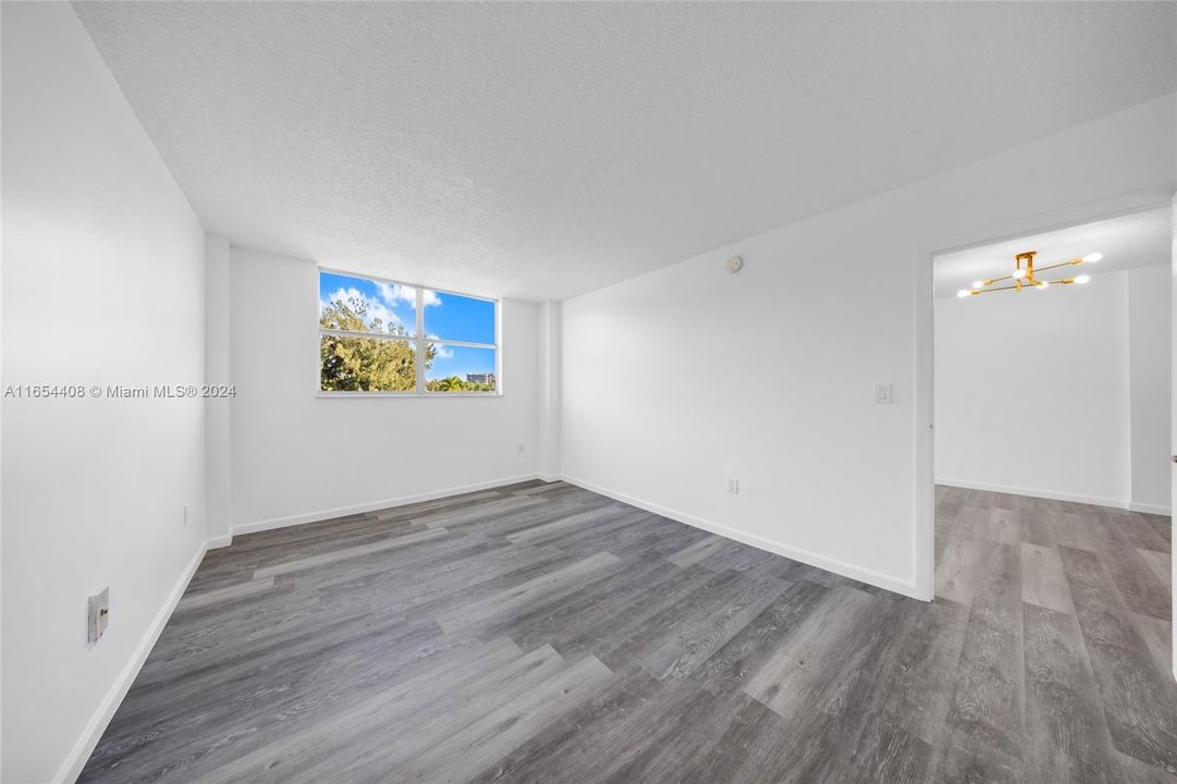 Active With Contract: $1,750 (1 beds, 1 baths, 658 Square Feet)