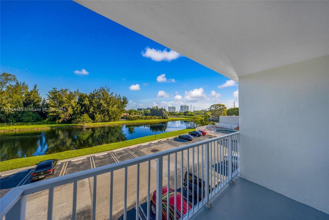 Active With Contract: $1,750 (1 beds, 1 baths, 658 Square Feet)