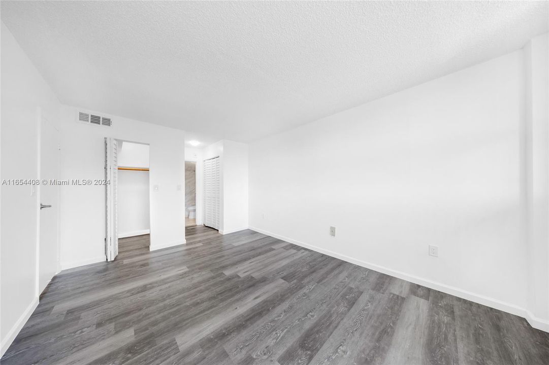 Active With Contract: $1,750 (1 beds, 1 baths, 658 Square Feet)