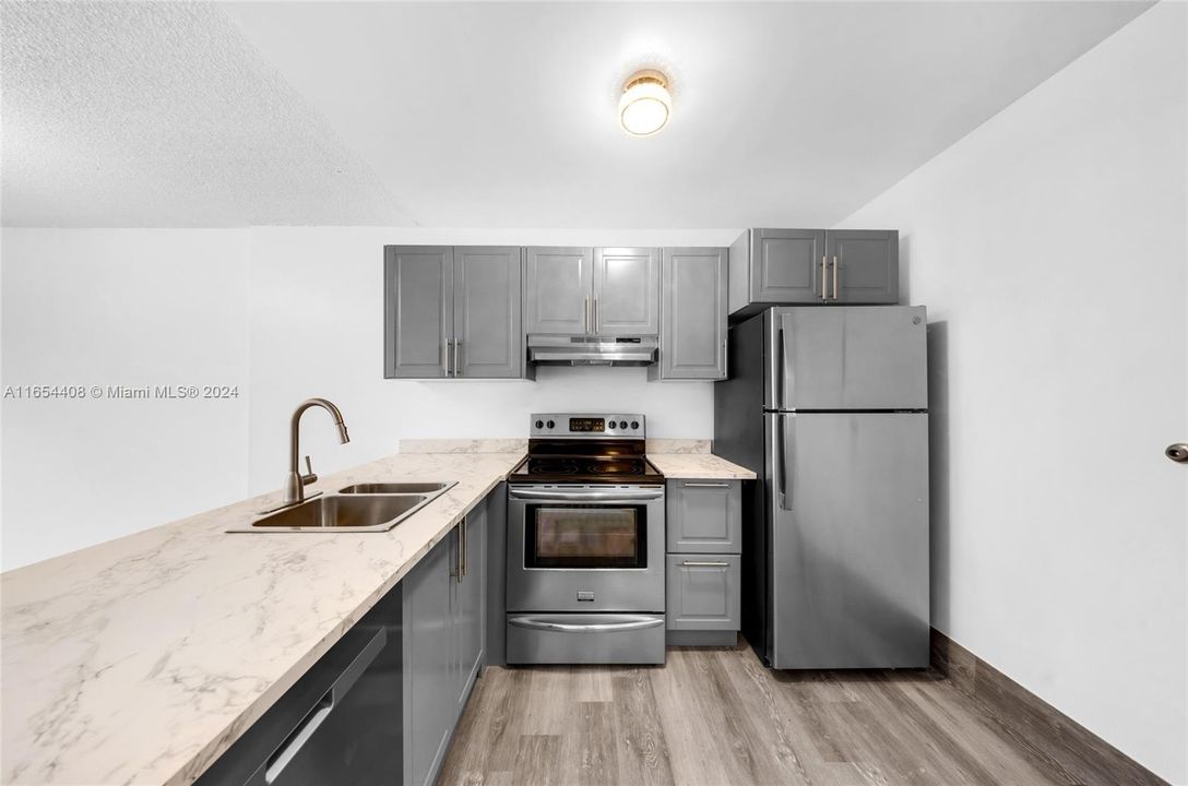 Active With Contract: $1,750 (1 beds, 1 baths, 658 Square Feet)