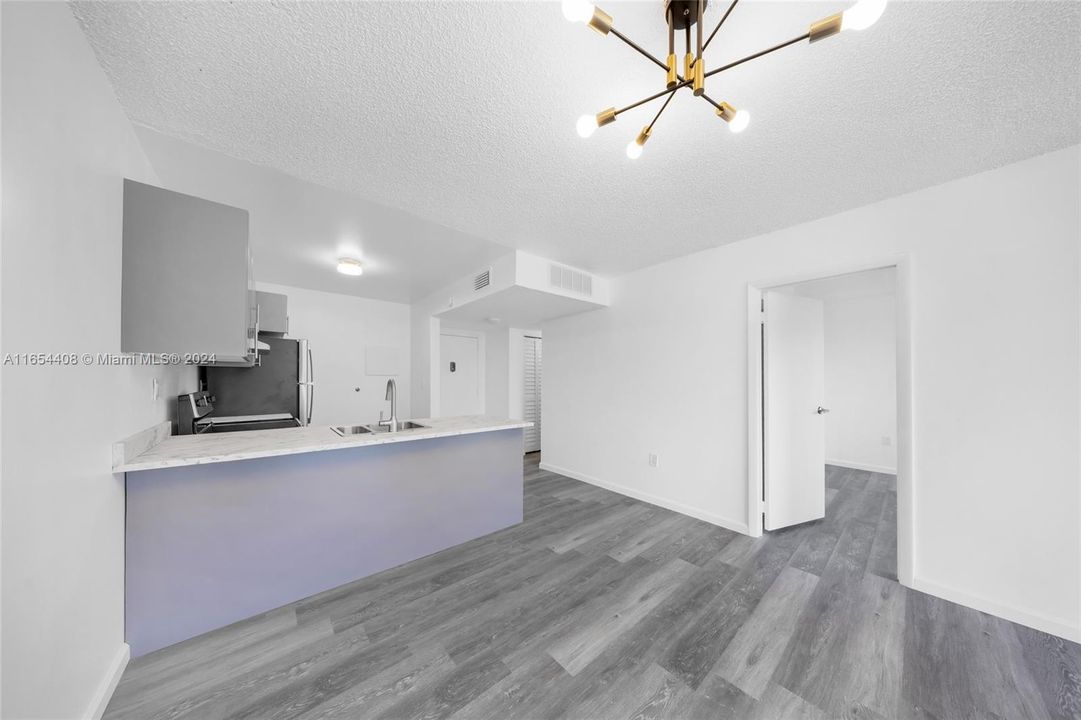 Active With Contract: $1,750 (1 beds, 1 baths, 658 Square Feet)