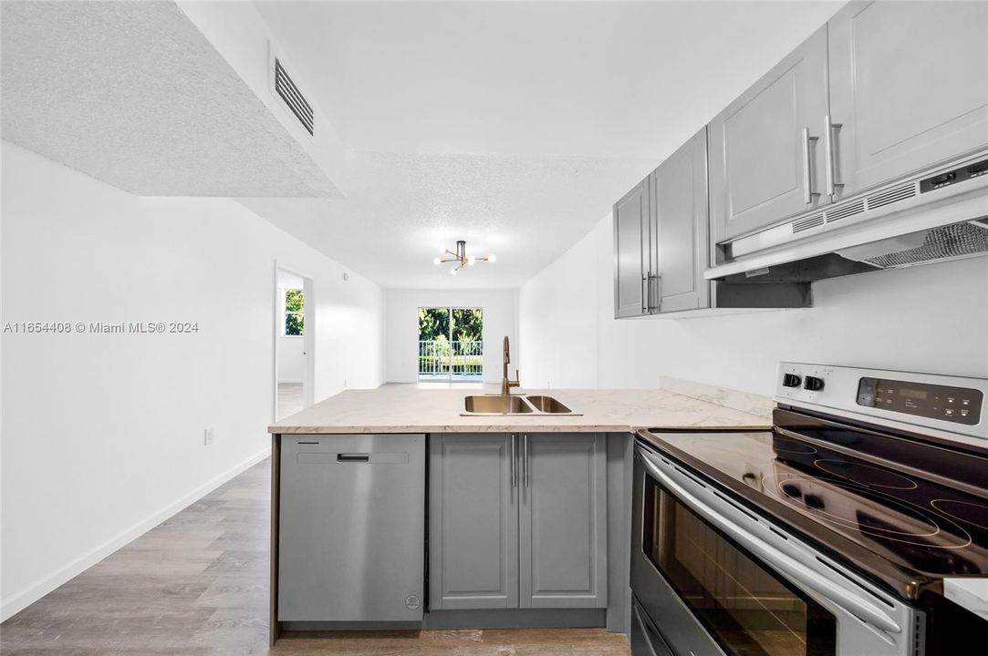 Active With Contract: $1,750 (1 beds, 1 baths, 658 Square Feet)