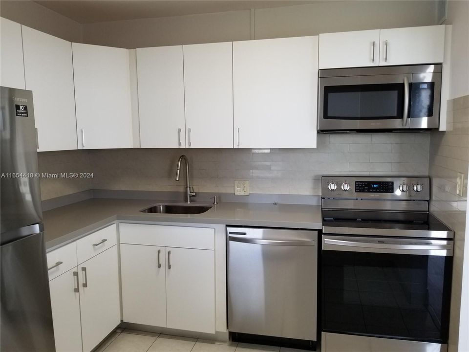 For Sale: $270,000 (1 beds, 1 baths, 913 Square Feet)