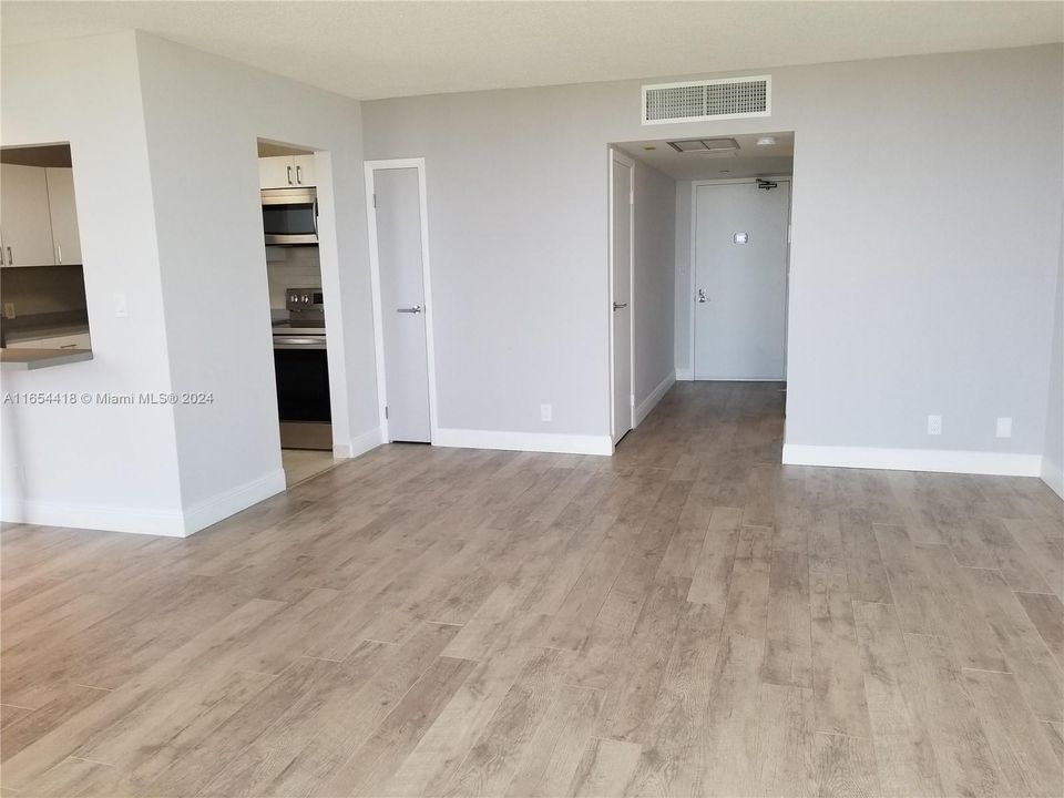 For Sale: $270,000 (1 beds, 1 baths, 913 Square Feet)