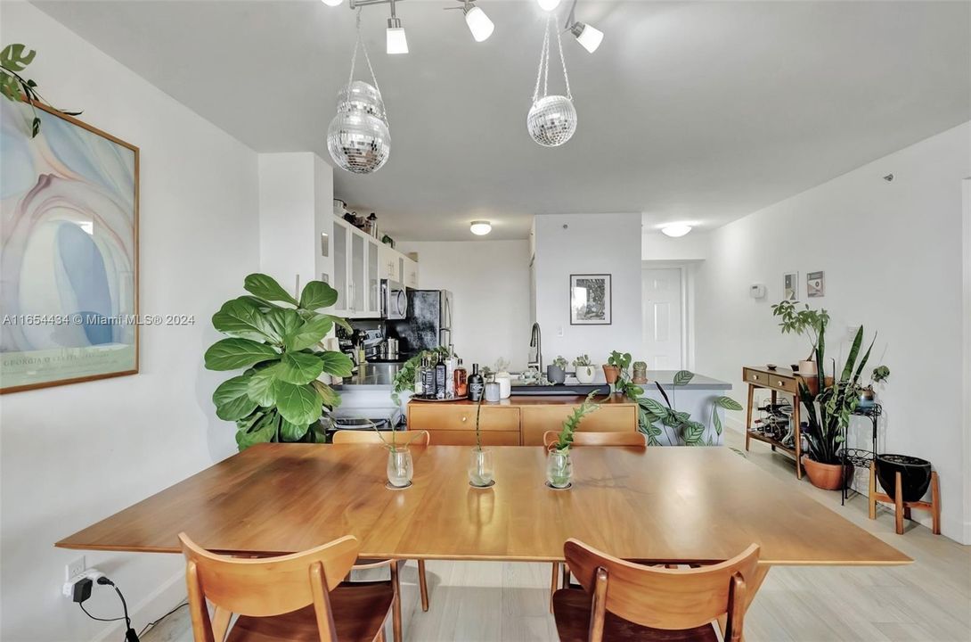 For Sale: $550,000 (2 beds, 2 baths, 990 Square Feet)