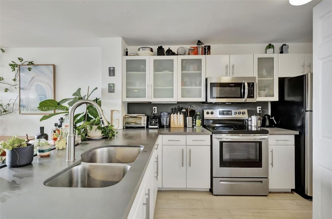 For Sale: $550,000 (2 beds, 2 baths, 990 Square Feet)