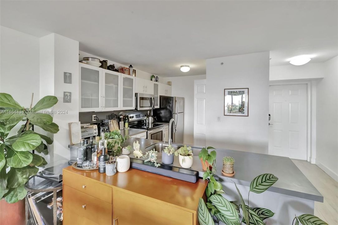 For Sale: $550,000 (2 beds, 2 baths, 990 Square Feet)