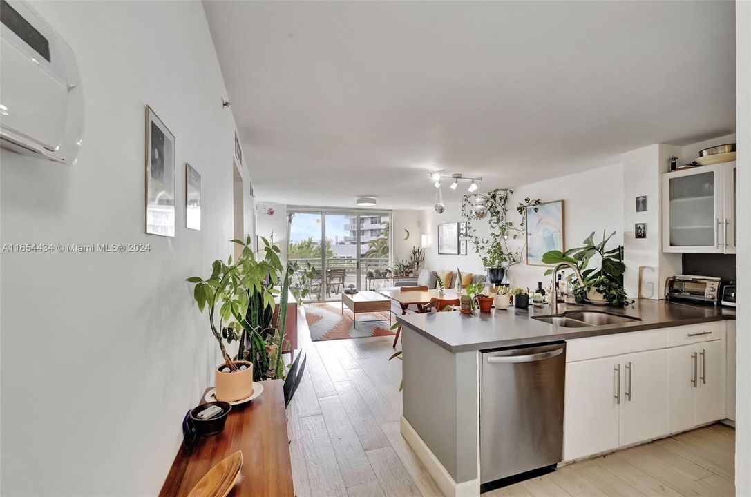 For Sale: $550,000 (2 beds, 2 baths, 990 Square Feet)