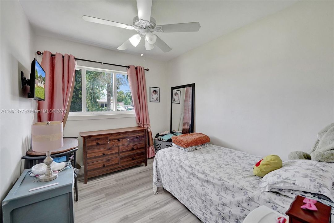 For Sale: $465,000 (3 beds, 1 baths, 986 Square Feet)