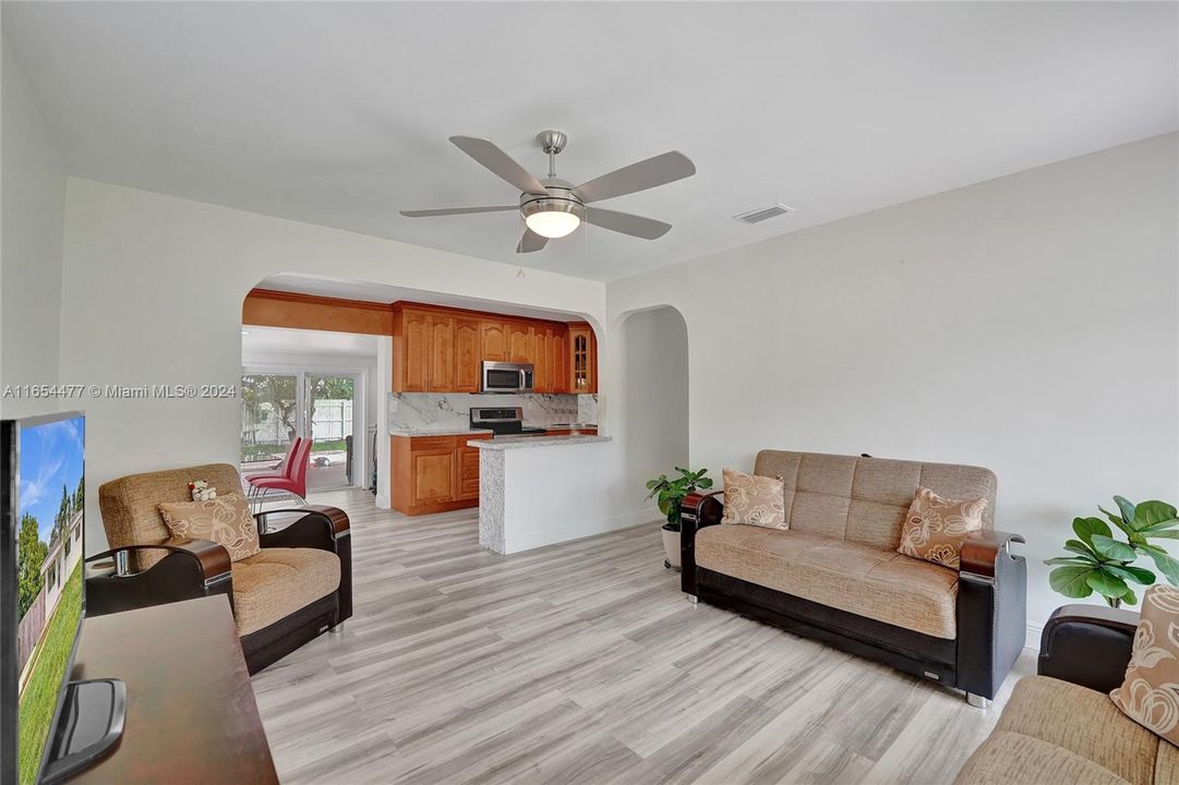 For Sale: $465,000 (3 beds, 1 baths, 986 Square Feet)