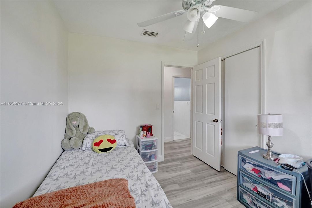 For Sale: $465,000 (3 beds, 1 baths, 986 Square Feet)