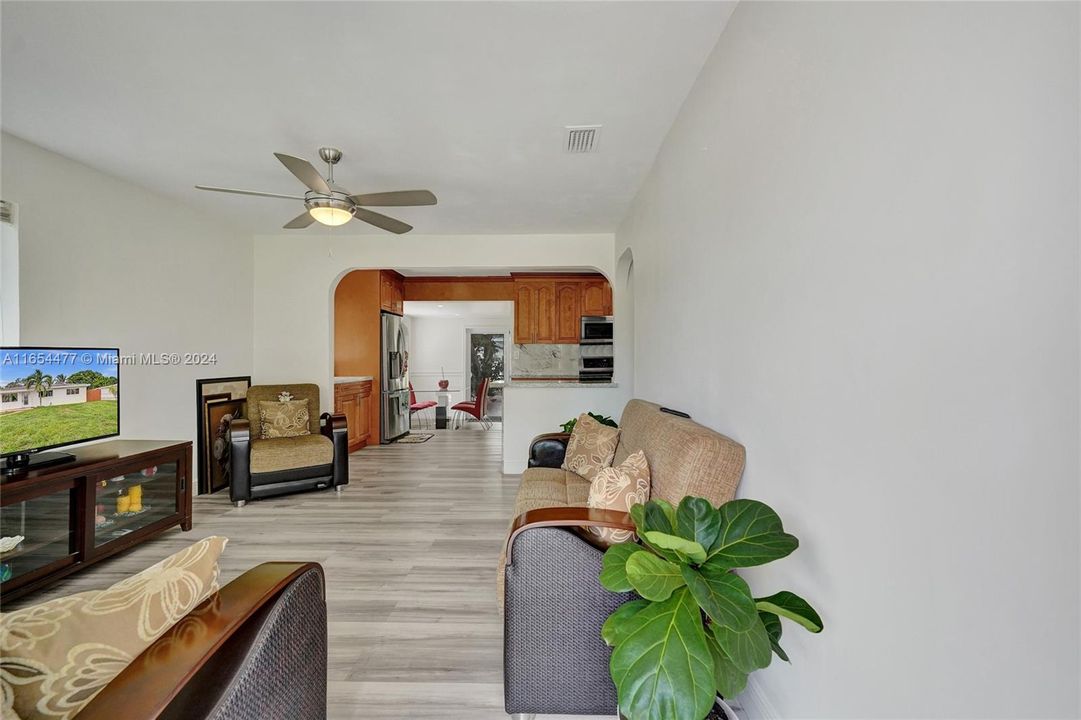 For Sale: $465,000 (3 beds, 1 baths, 986 Square Feet)