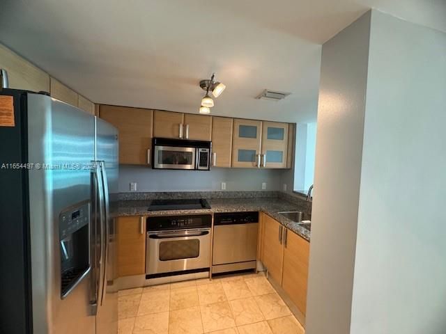 For Sale: $549,999 (1 beds, 1 baths, 791 Square Feet)