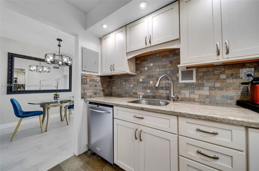 For Sale: $545,000 (1 beds, 1 baths, 990 Square Feet)