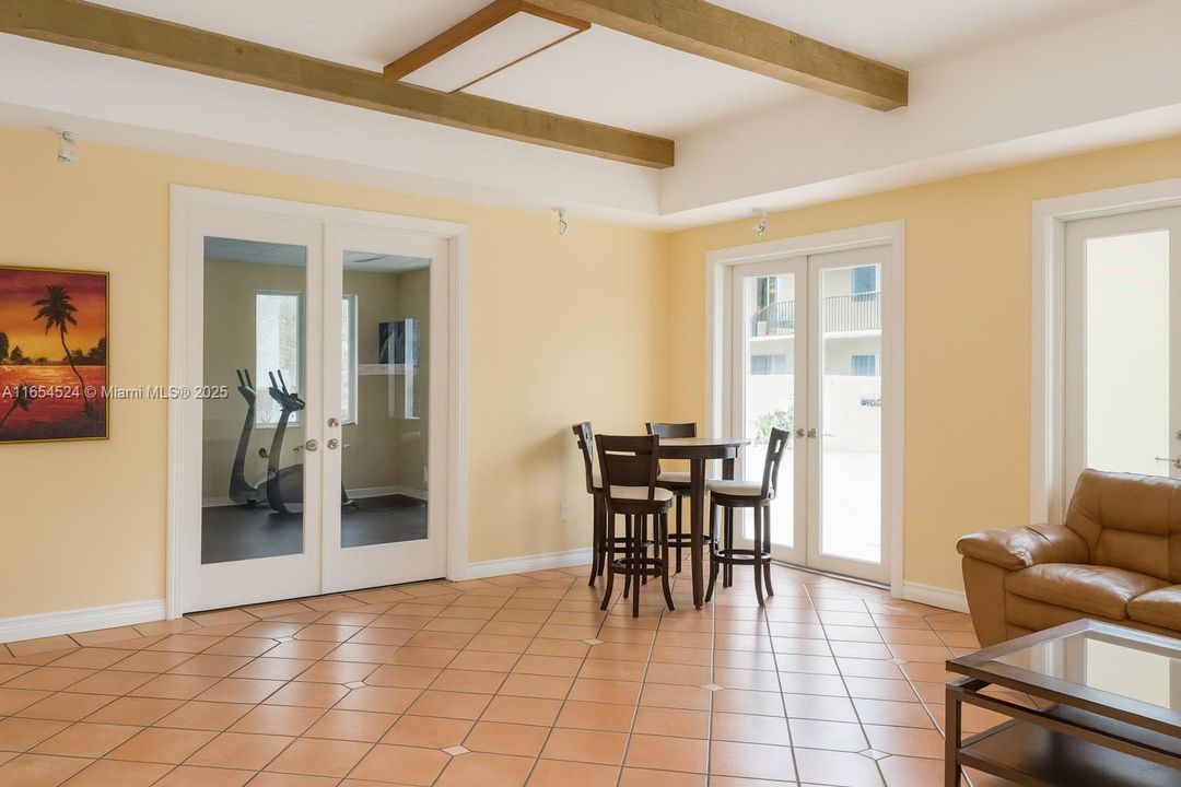 待售: $380,000 (2 贝兹, 2 浴室, 960 平方英尺)