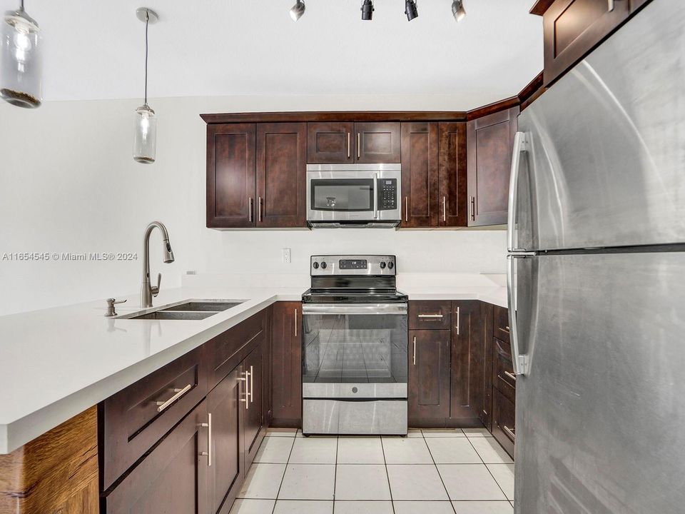 For Rent: $2,850 (2 beds, 2 baths, 860 Square Feet)