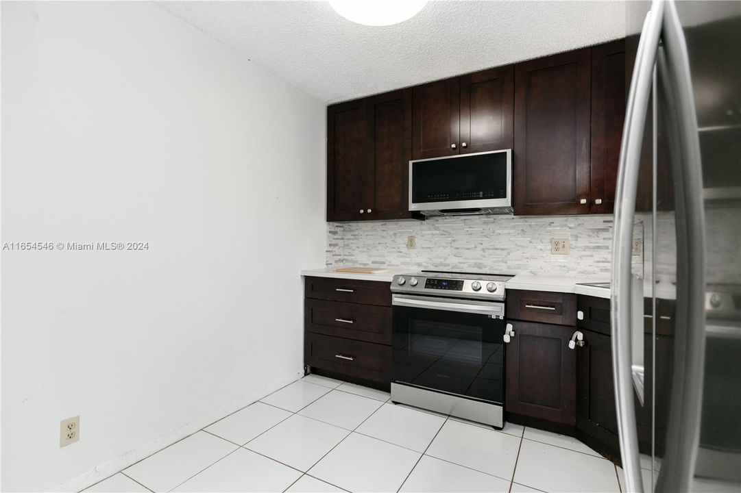 For Sale: $249,000 (2 beds, 2 baths, 955 Square Feet)