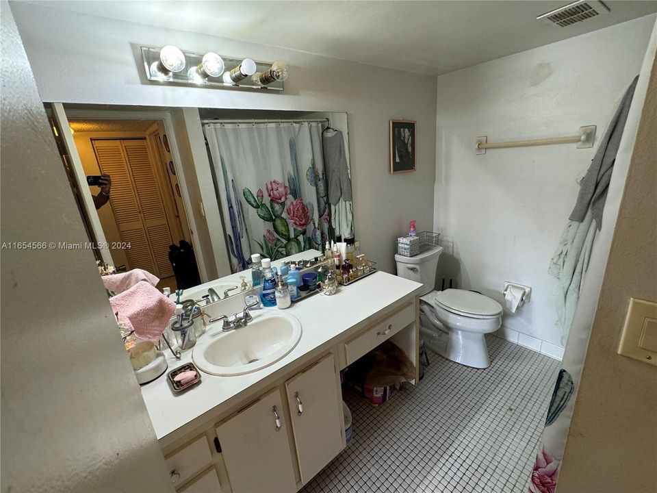 For Sale: $210,000 (2 beds, 1 baths, 1070 Square Feet)