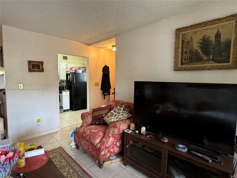 For Sale: $210,000 (2 beds, 1 baths, 1070 Square Feet)