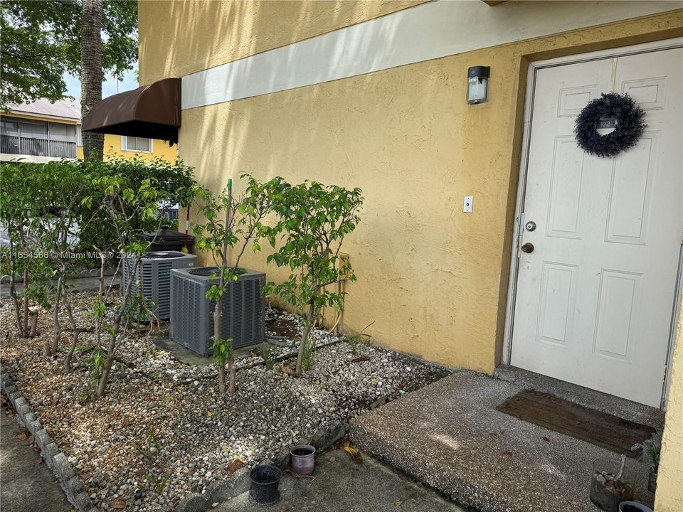 For Sale: $210,000 (2 beds, 1 baths, 1070 Square Feet)