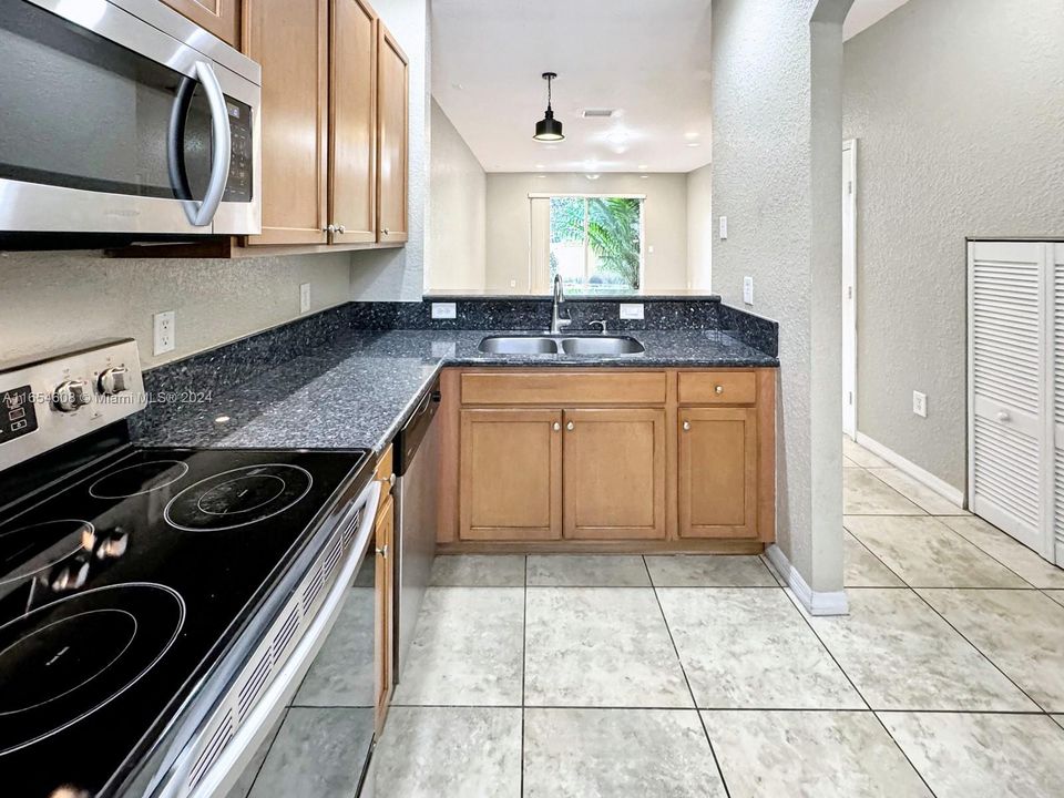 For Sale: $325,000 (2 beds, 2 baths, 1070 Square Feet)