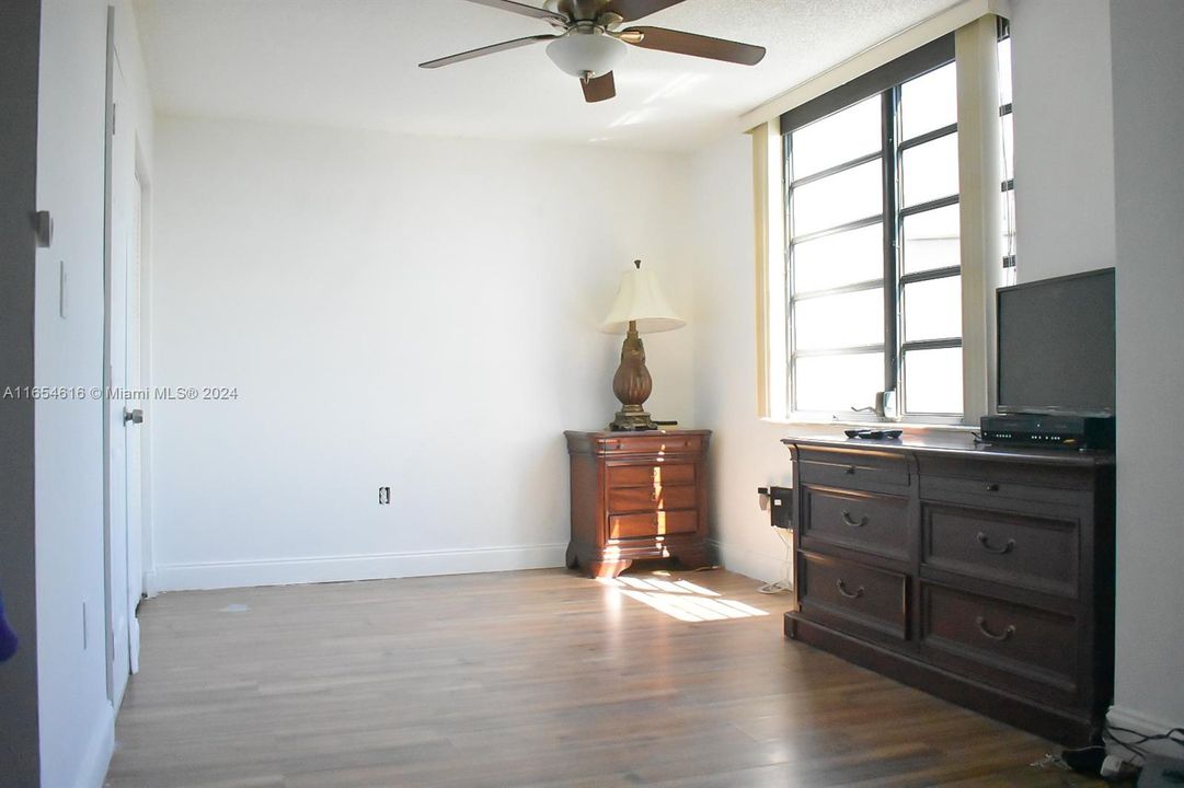 For Sale: $175,000 (1 beds, 2 baths, 852 Square Feet)