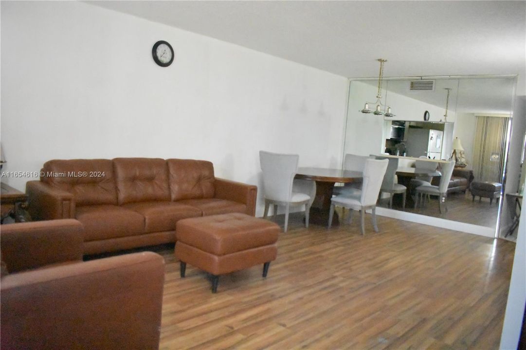 For Sale: $175,000 (1 beds, 2 baths, 852 Square Feet)