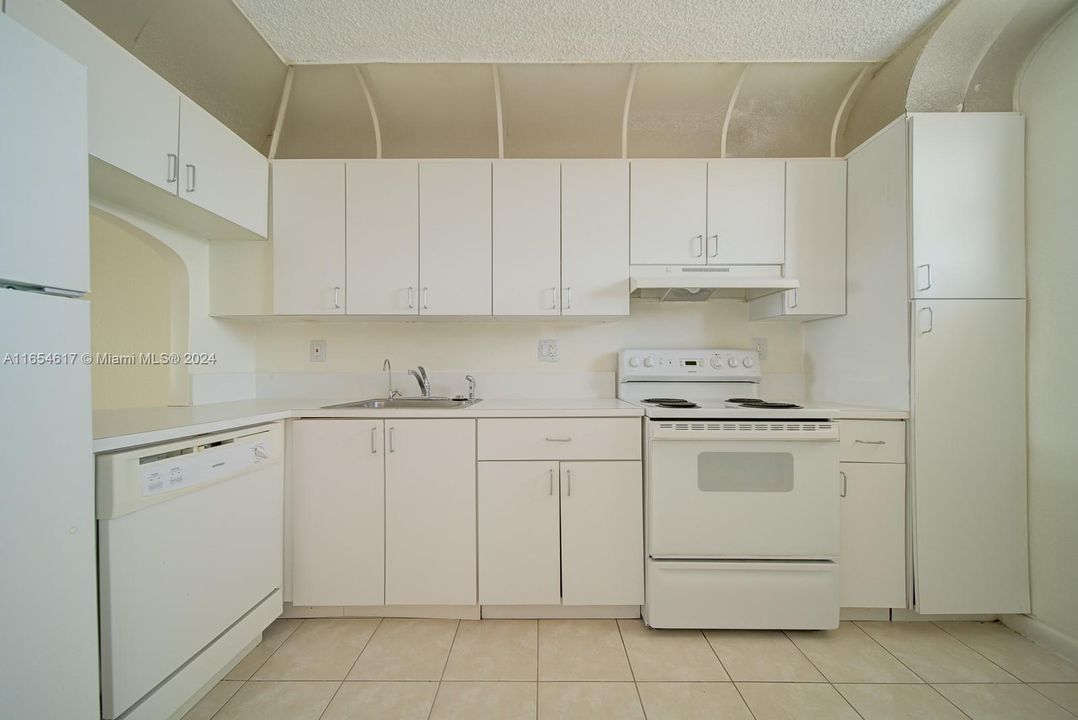 For Sale: $210,000 (1 beds, 1 baths, 792 Square Feet)