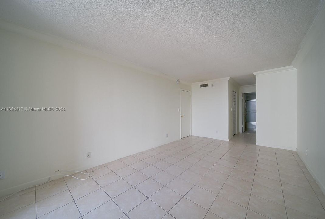 For Sale: $210,000 (1 beds, 1 baths, 792 Square Feet)