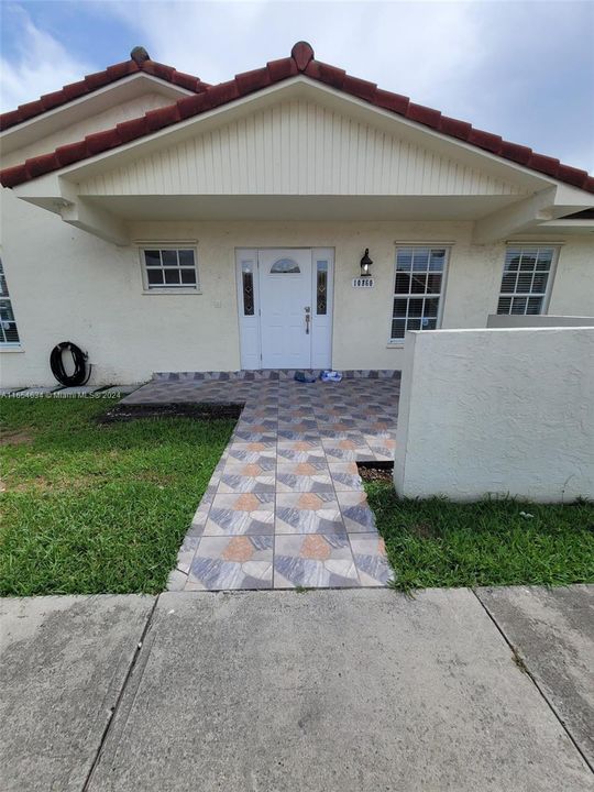 Recently Rented: $3,350 (3 beds, 2 baths, 1124 Square Feet)