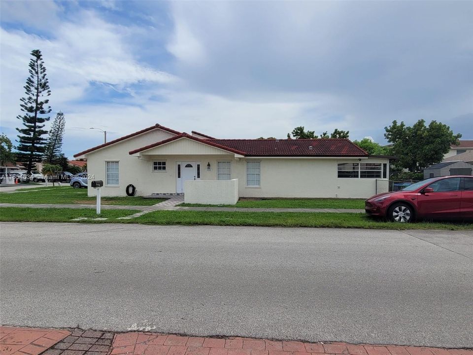 Recently Rented: $3,350 (3 beds, 2 baths, 1124 Square Feet)