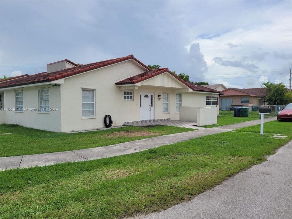 Recently Rented: $3,350 (3 beds, 2 baths, 1124 Square Feet)