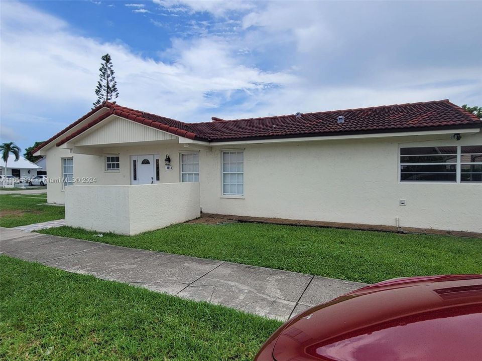 Recently Rented: $3,350 (3 beds, 2 baths, 1124 Square Feet)