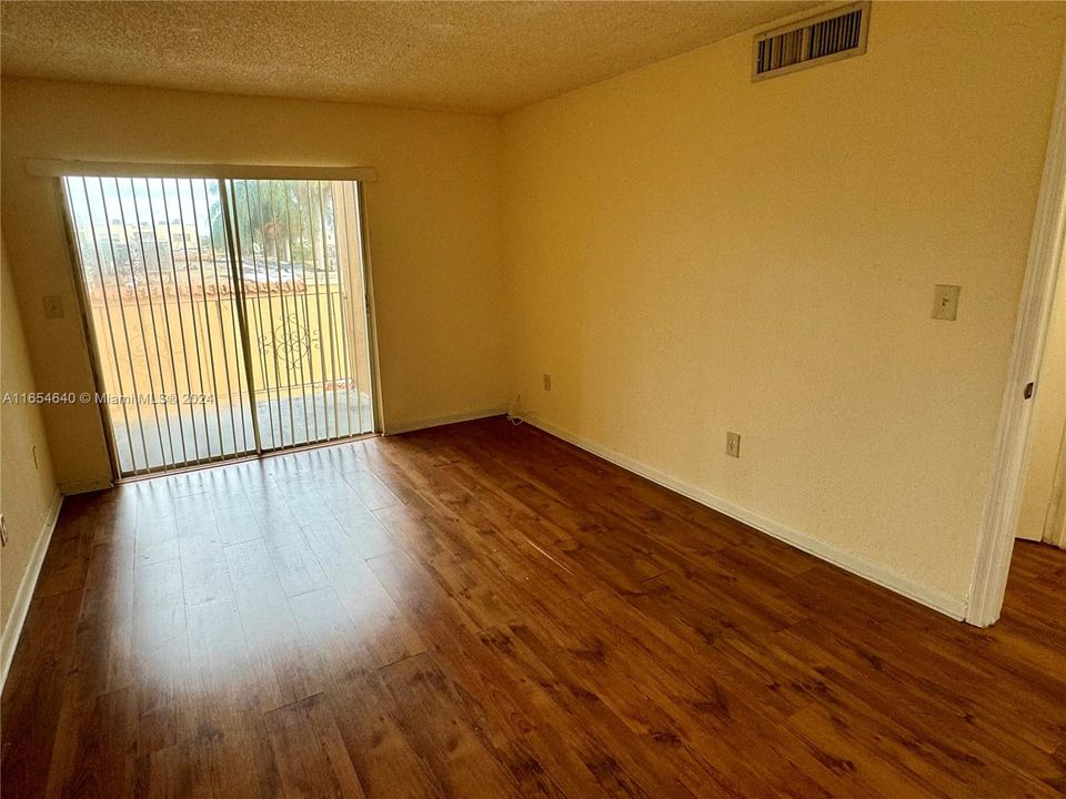 For Rent: $2,200 (2 beds, 1 baths, 1123 Square Feet)