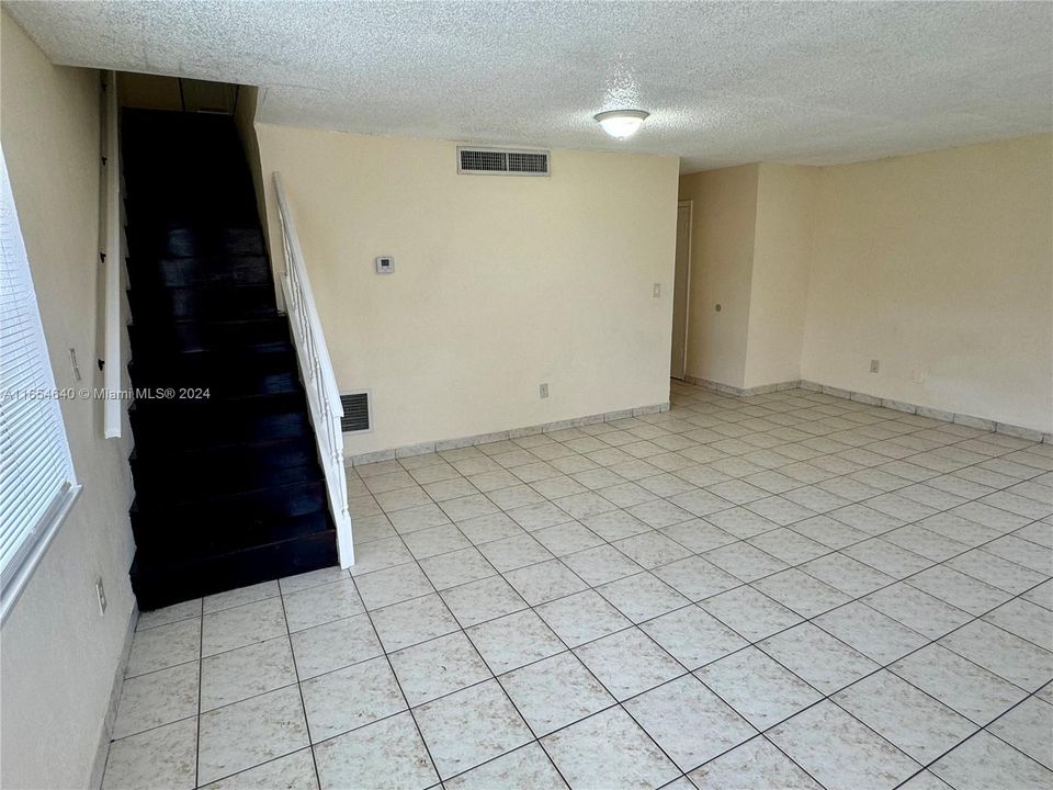 For Rent: $2,200 (2 beds, 1 baths, 1123 Square Feet)