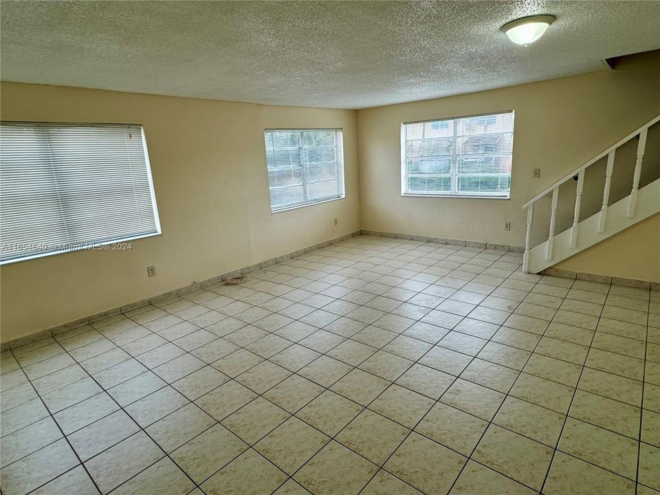 For Rent: $2,200 (2 beds, 1 baths, 1123 Square Feet)