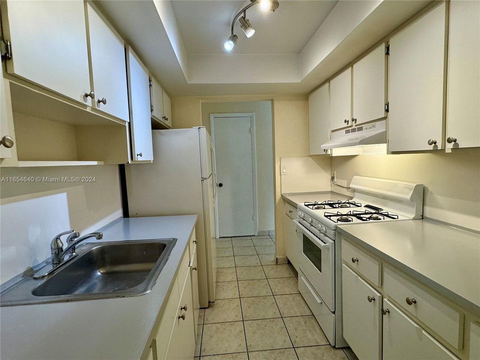 For Rent: $2,200 (2 beds, 1 baths, 1123 Square Feet)