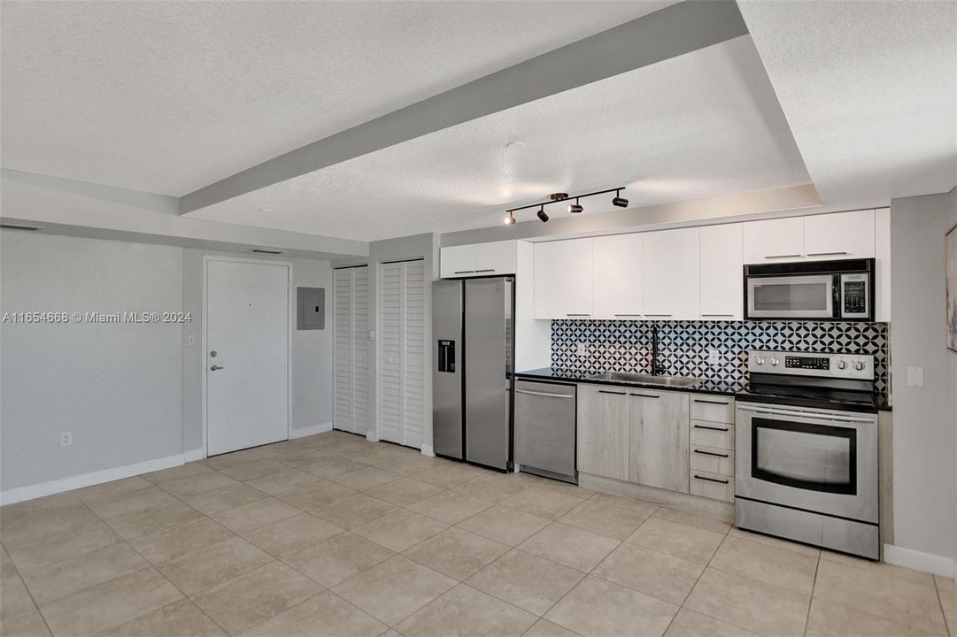 For Sale: $375,000 (1 beds, 1 baths, 593 Square Feet)