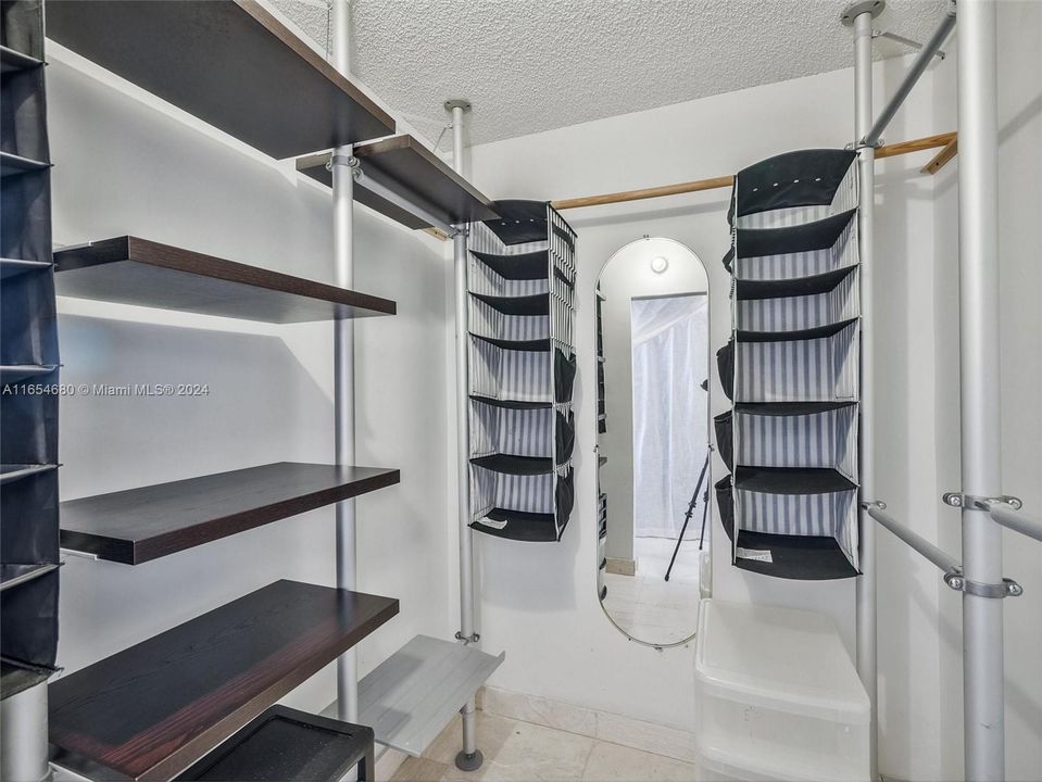 For Sale: $284,000 (1 beds, 1 baths, 918 Square Feet)