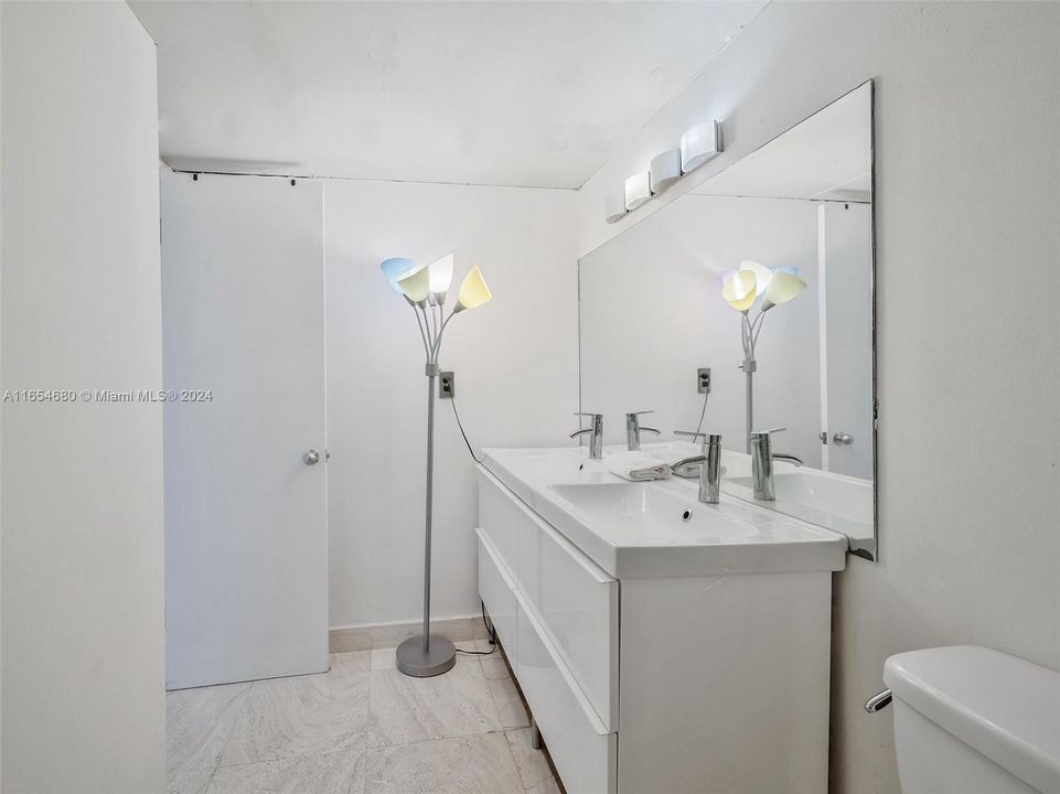 For Sale: $284,000 (1 beds, 1 baths, 918 Square Feet)