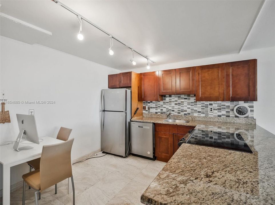 For Sale: $284,000 (1 beds, 1 baths, 918 Square Feet)