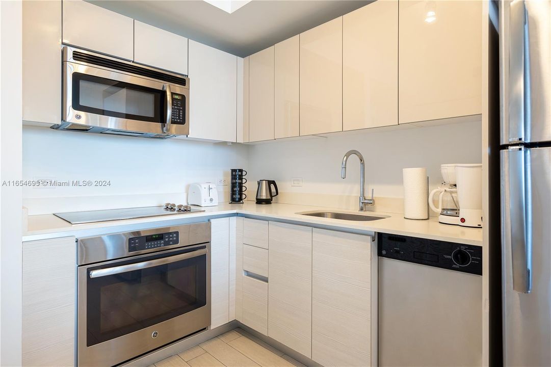 For Sale: $545,000 (2 beds, 2 baths, 1037 Square Feet)