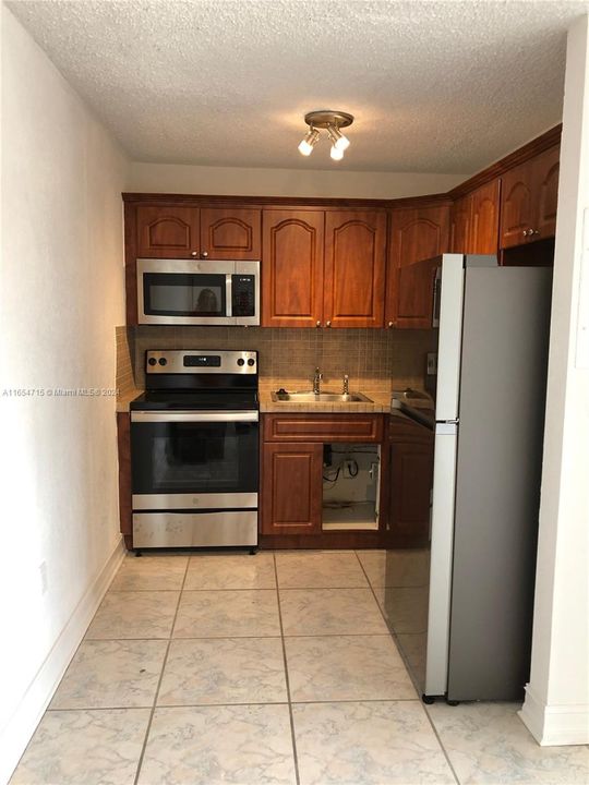 For Rent: $1,900 (1 beds, 1 baths, 638 Square Feet)