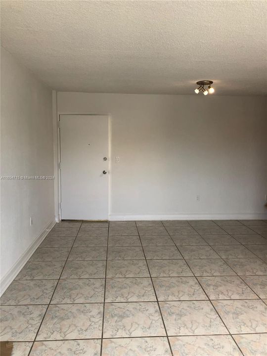 For Rent: $1,900 (1 beds, 1 baths, 638 Square Feet)