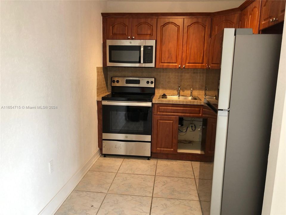 For Rent: $1,900 (1 beds, 1 baths, 638 Square Feet)