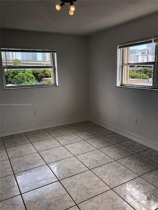 For Rent: $1,900 (1 beds, 1 baths, 638 Square Feet)