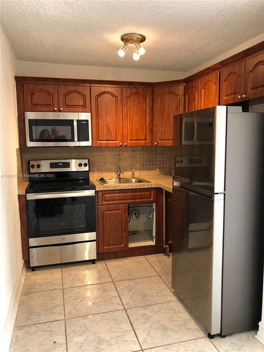 For Rent: $1,900 (1 beds, 1 baths, 638 Square Feet)